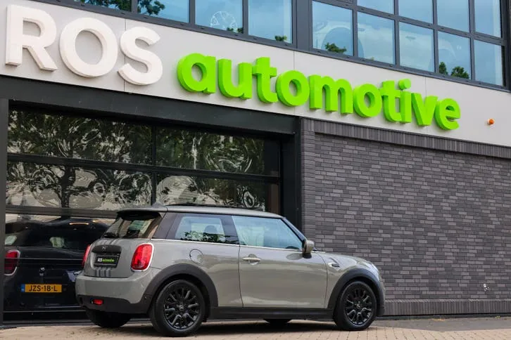 Mini 3 Door 2019 photo 2