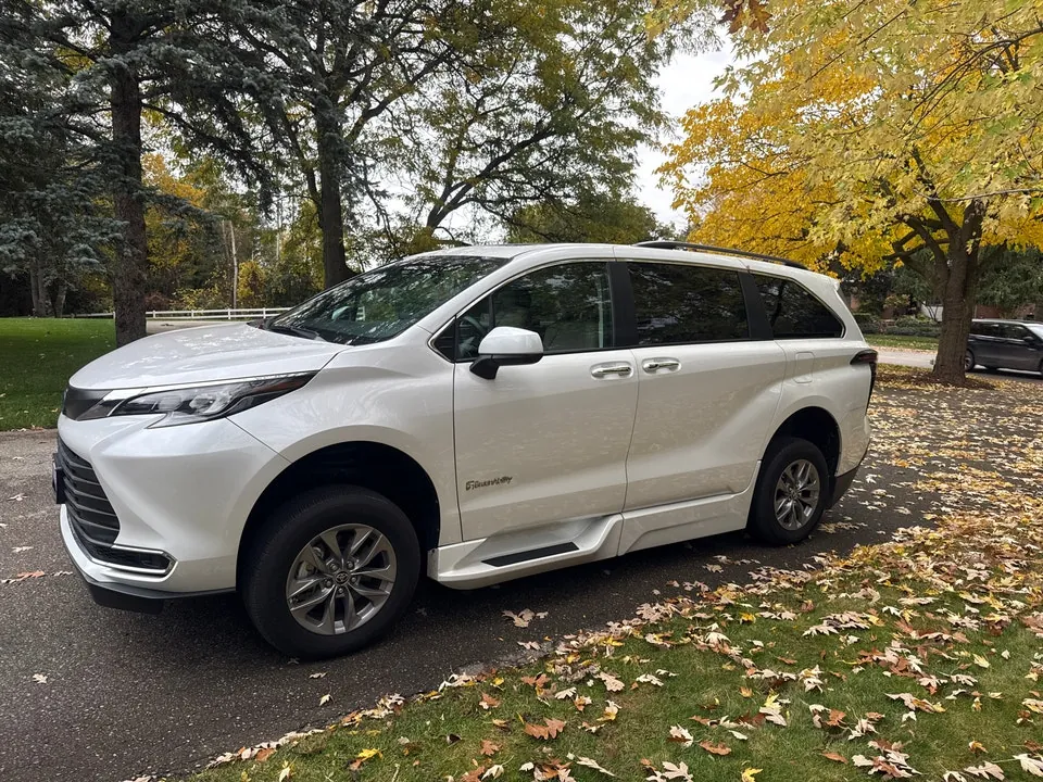 Toyota Sienna 2023 photo 2