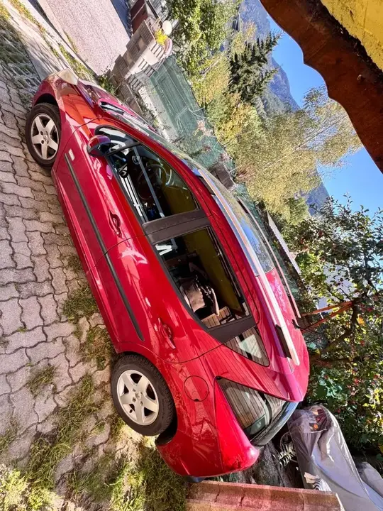 Peugeot 207 2010 photo 2