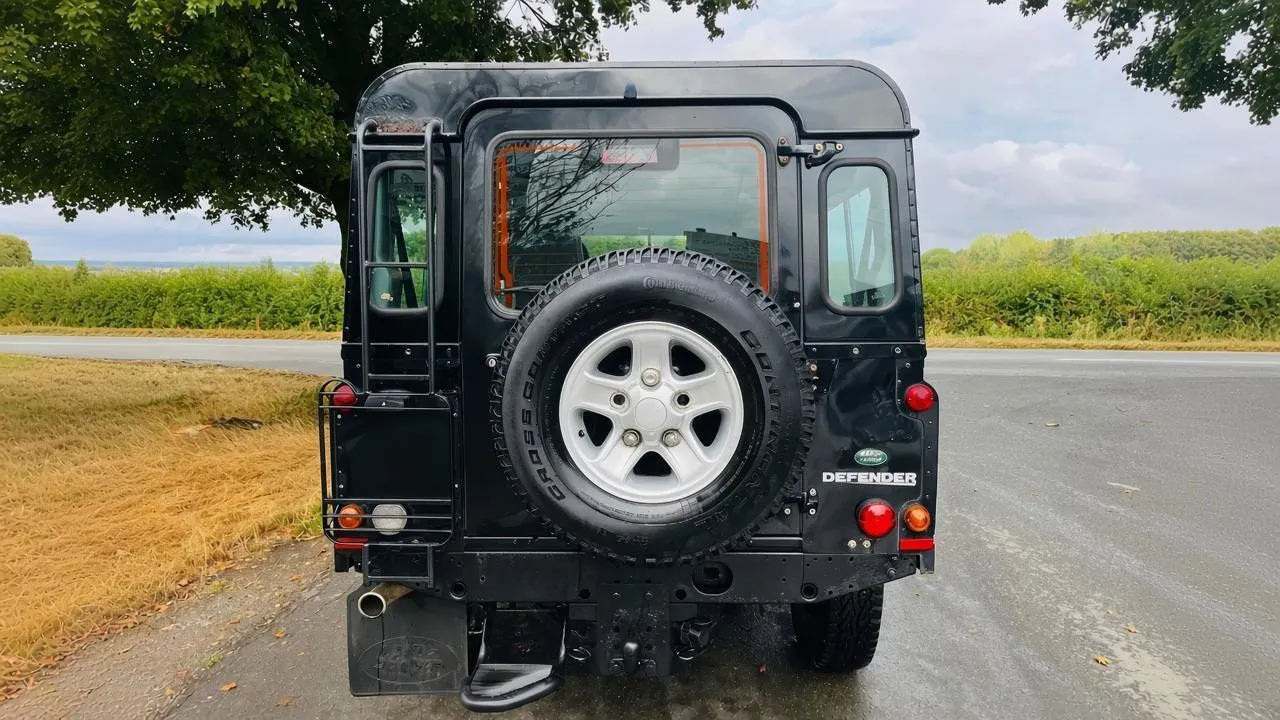 Land Rover Defender 110 2013 photo 3
