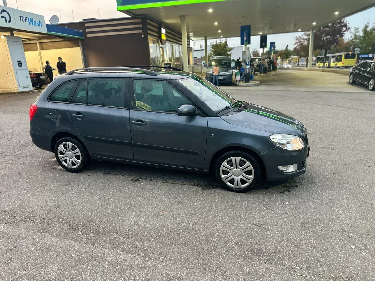 Skoda Fabia 2011 photo 3