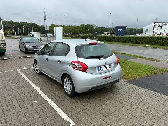 Peugeot 208 2012 photo 2
