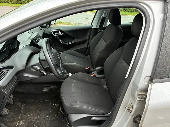 Peugeot 208 2012 photo 3