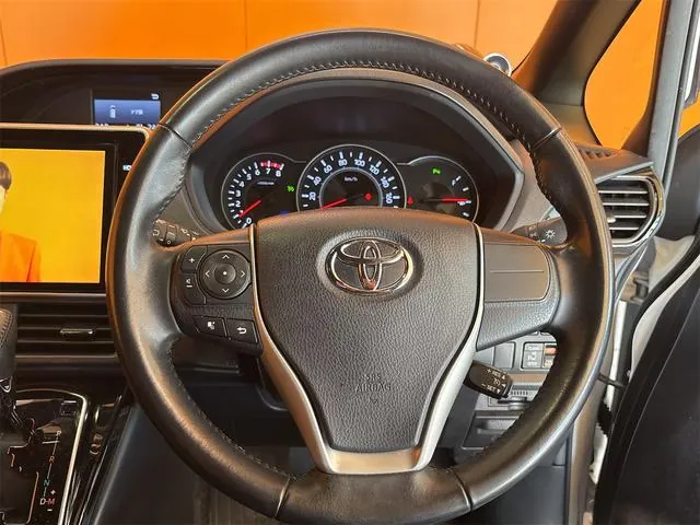 Toyota Noah 2019 photo 2
