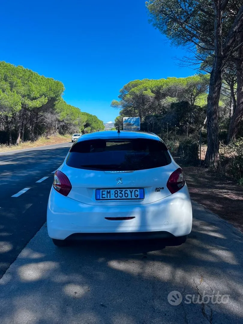 Peugeot 208 2012 photo 3