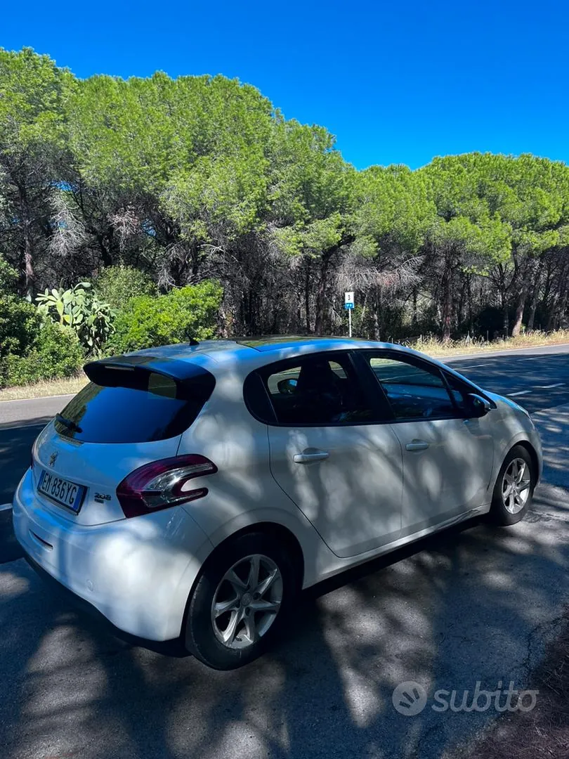 Peugeot 208 2012 photo 2