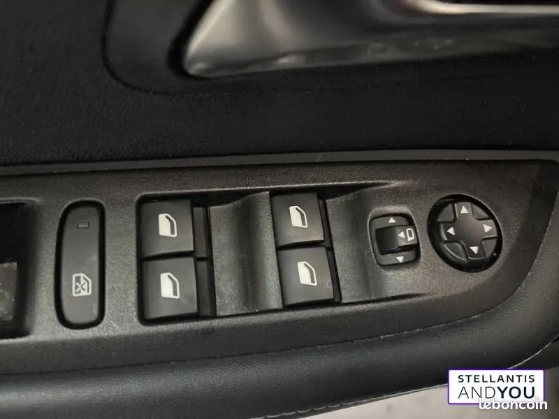 Peugeot 208 2023 photo 4