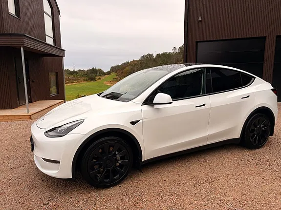 Tesla Model Y 2023 photo 2