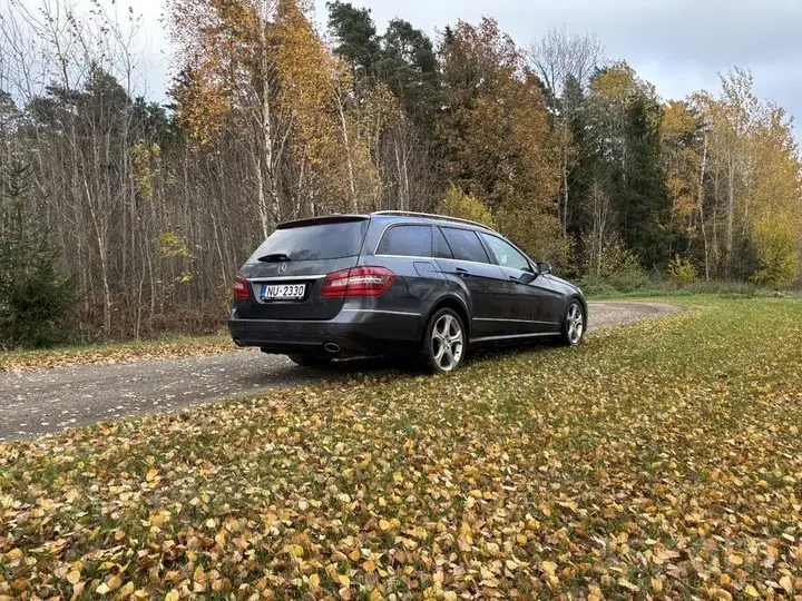 Mercedes-Benz E300 2011 photo 3