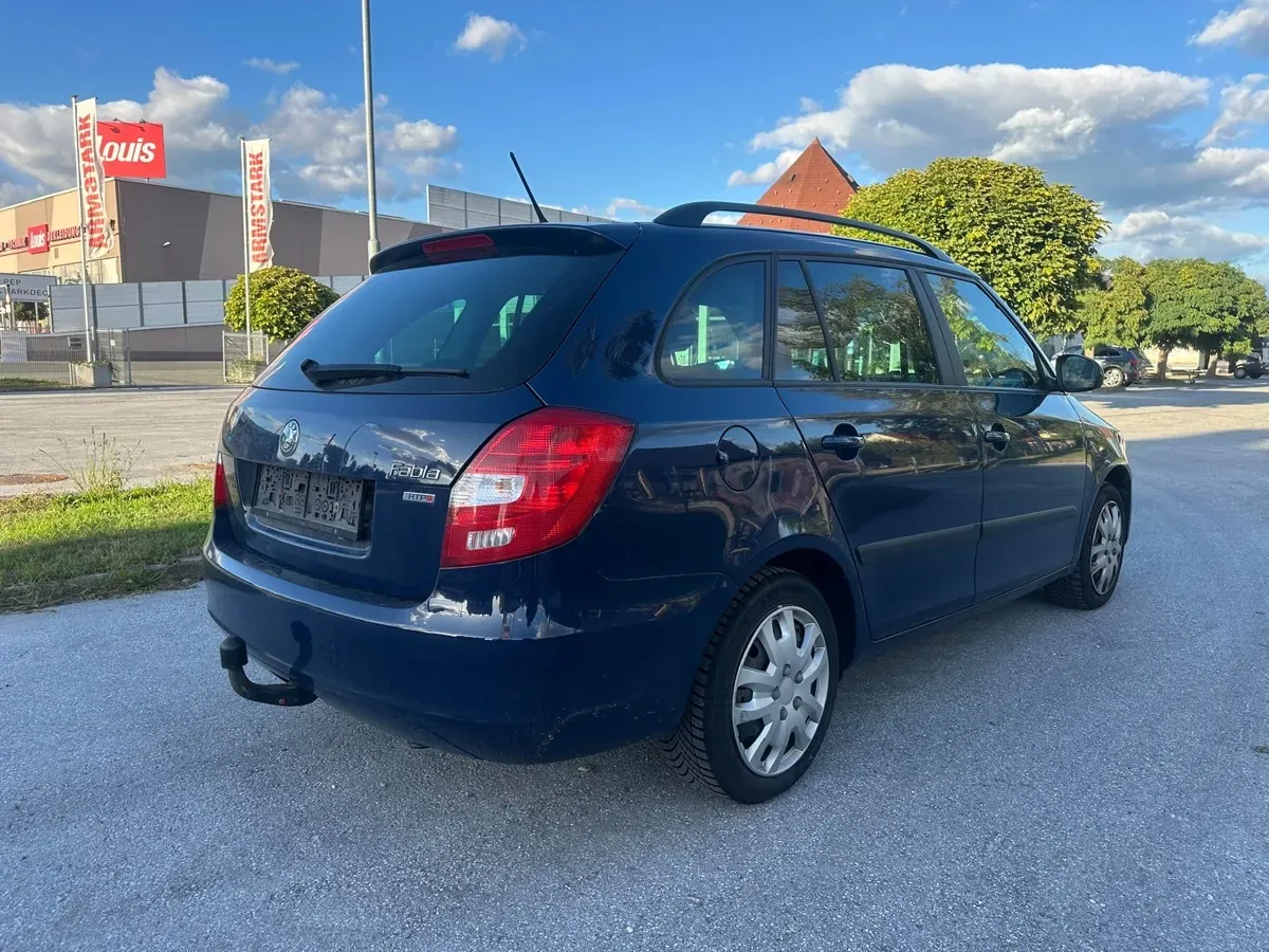 Skoda Fabia 2011 photo 2