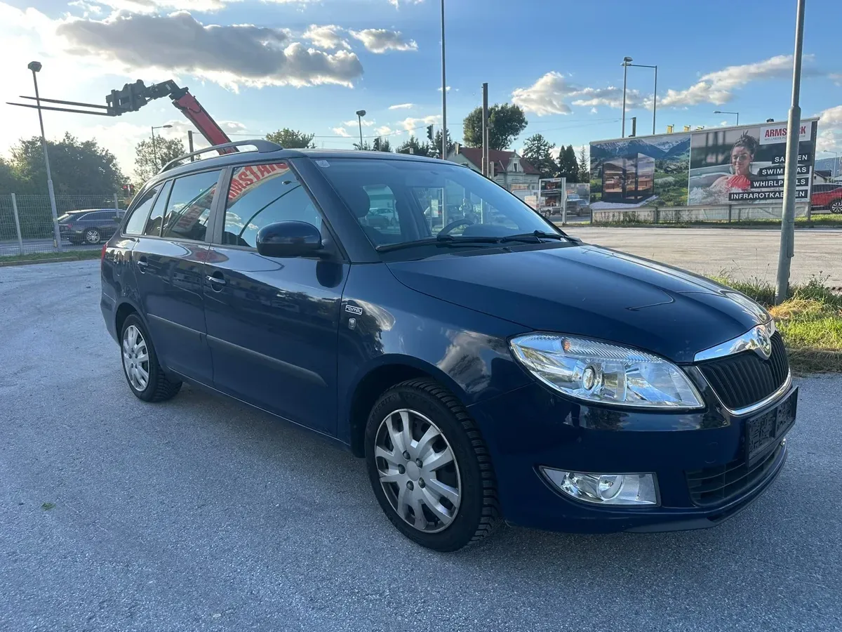 Skoda Fabia 2011 photo 3
