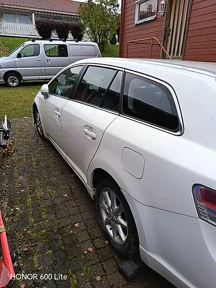 Toyota Avensis 2010 photo 2