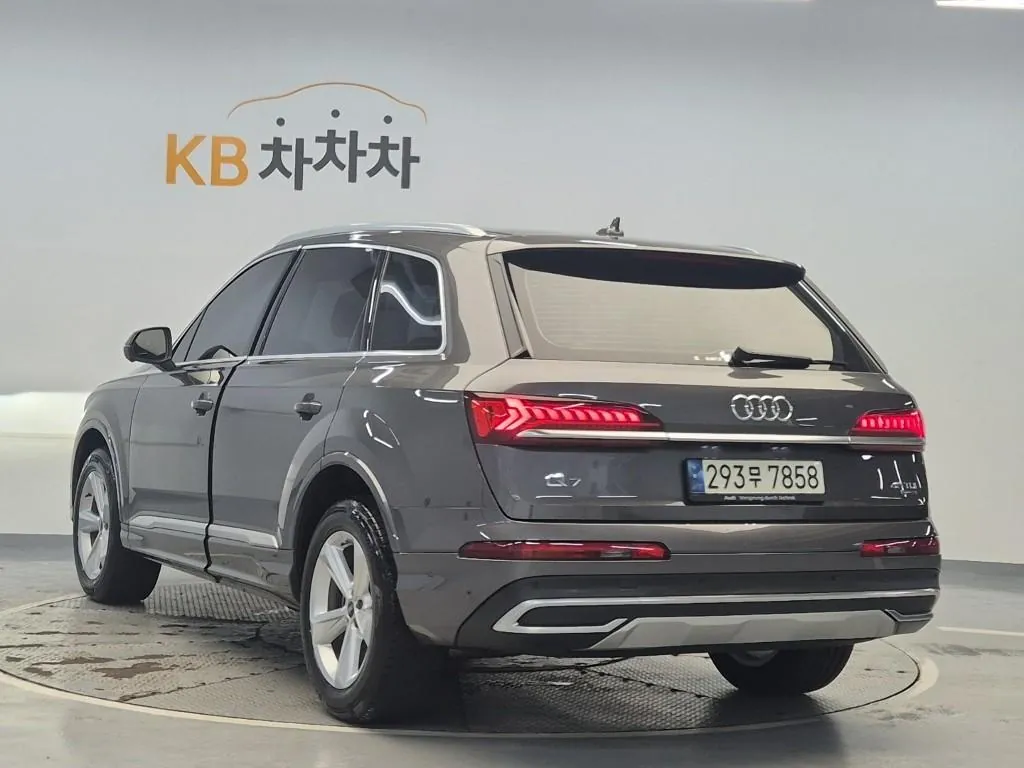 Audi Q7 2021 photo 2