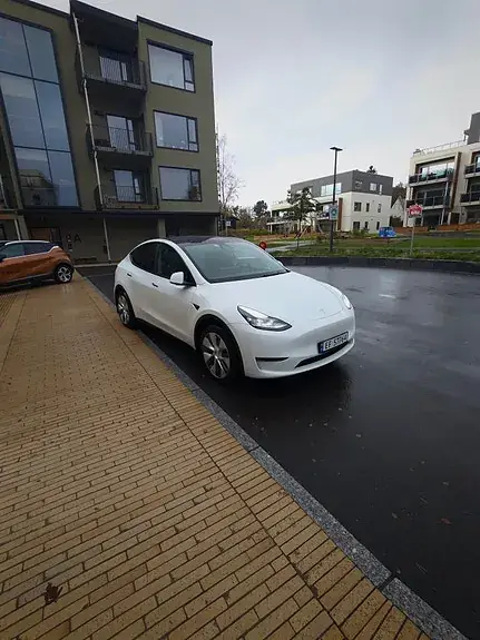 Tesla Model Y 2023 photo 4