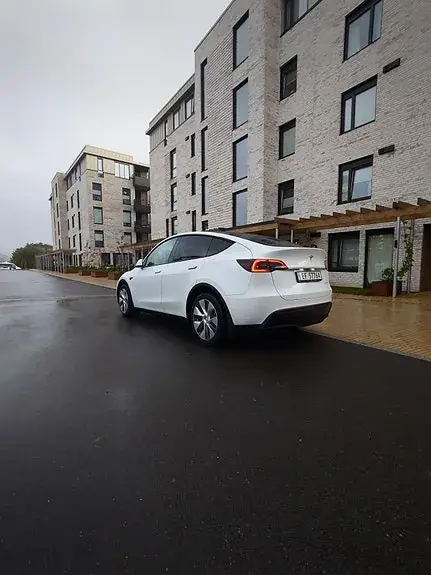 Tesla Model Y 2023 photo 3