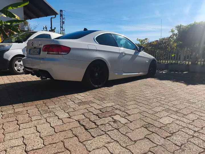 BMW 320I 2009 photo 4