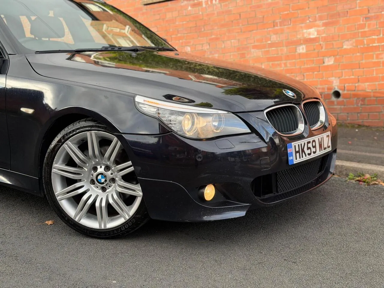 BMW 5 Series 2010 photo 2