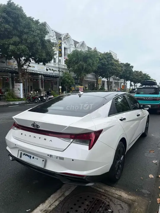 Hyundai Elantra photo 2
