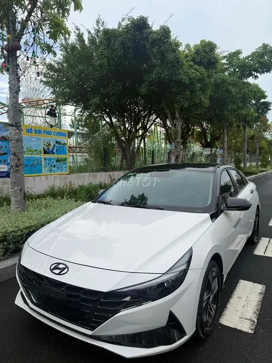 Hyundai Elantra photo 3