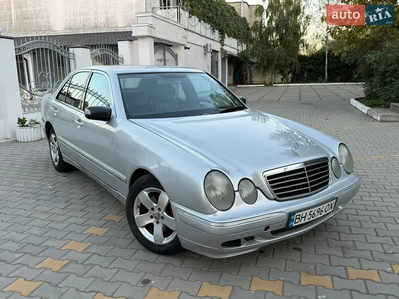 Mercedes-Benz E-Class 2001 photo 2