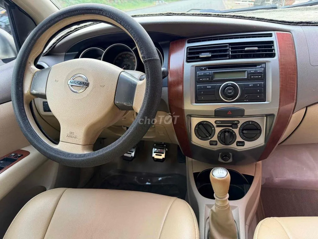 Nissan Livina 2011 photo 4