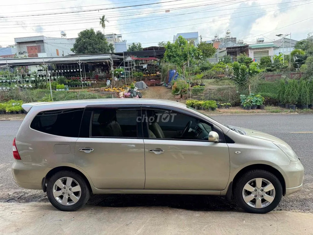Nissan Livina 2011 photo 2