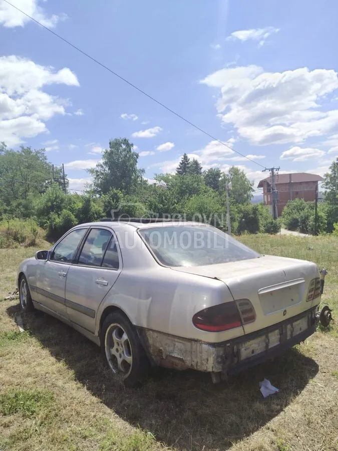 Mercedes-Benz E 220 2002 photo 2
