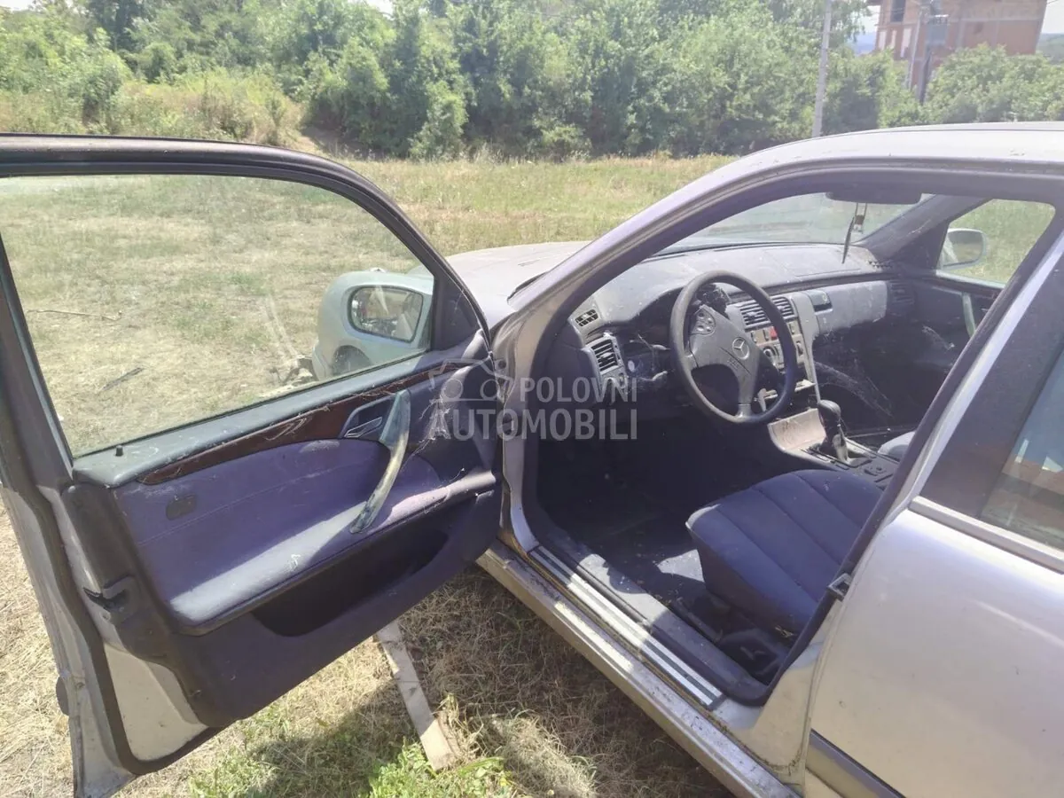 Mercedes-Benz E 220 2002 photo 3