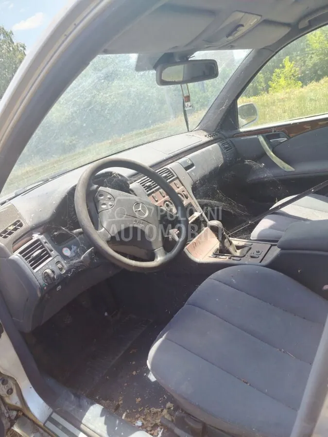 Mercedes-Benz E 220 2002 photo 4