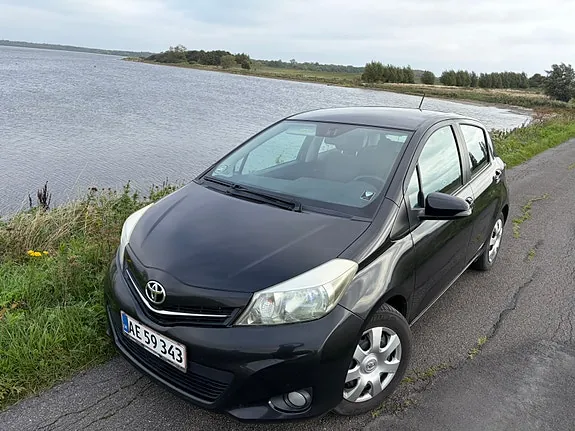 Toyota Yaris 2013 photo 2