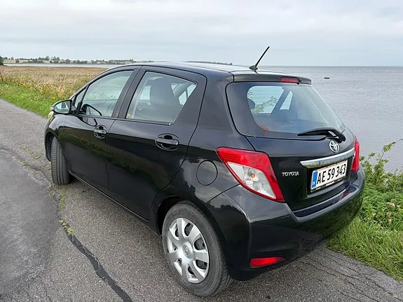 Toyota Yaris 2013 photo 3