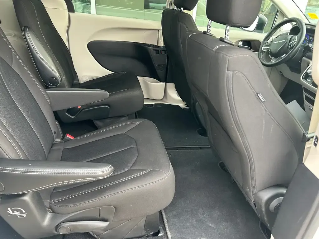 Chrysler Grand Caravan 2022 photo 3