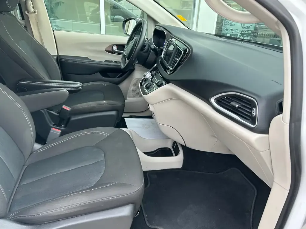 Chrysler Grand Caravan 2022 photo 2