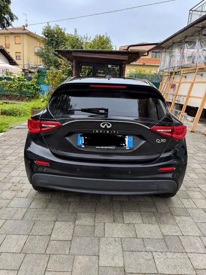 Infiniti Q30 2017 photo 2