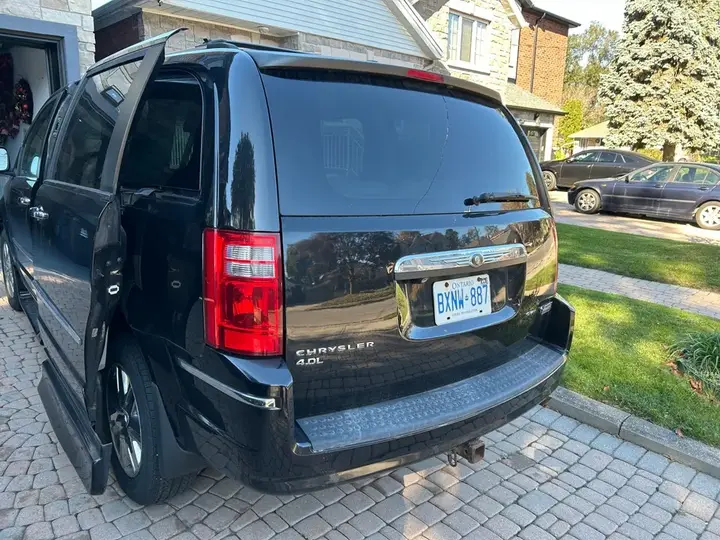Chrysler Town & Country 2010 photo 2