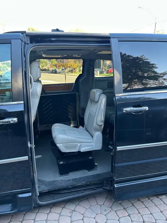 Chrysler Town & Country 2010 photo 3