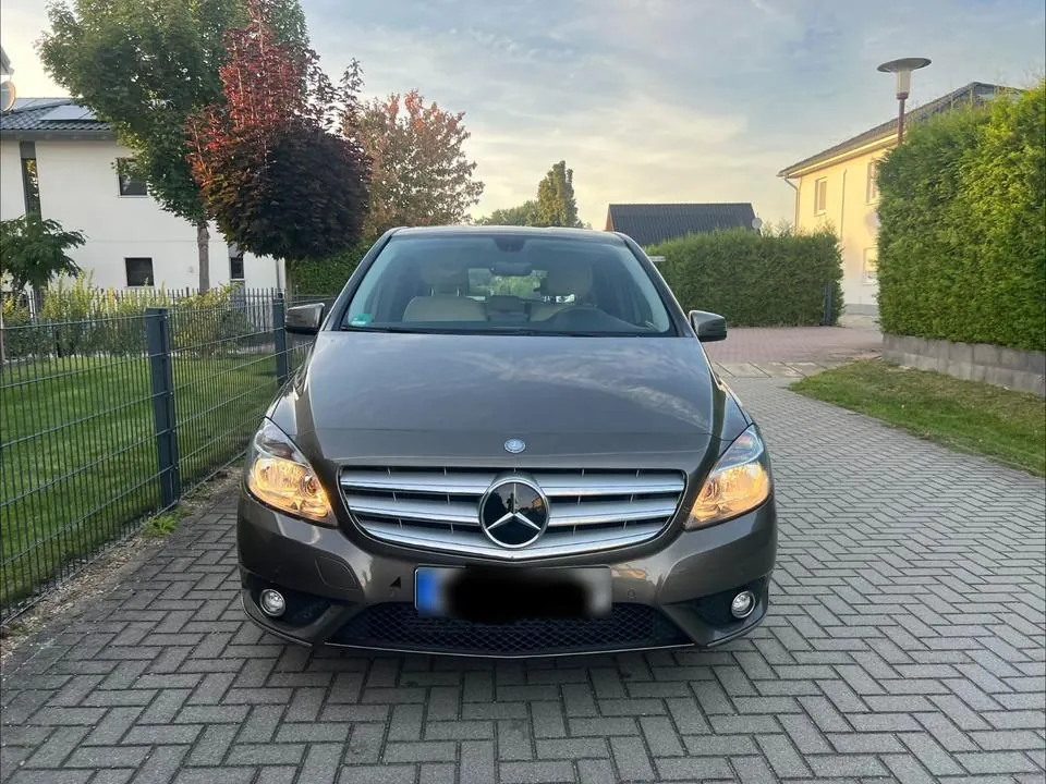 Mercedes-Benz B 180
