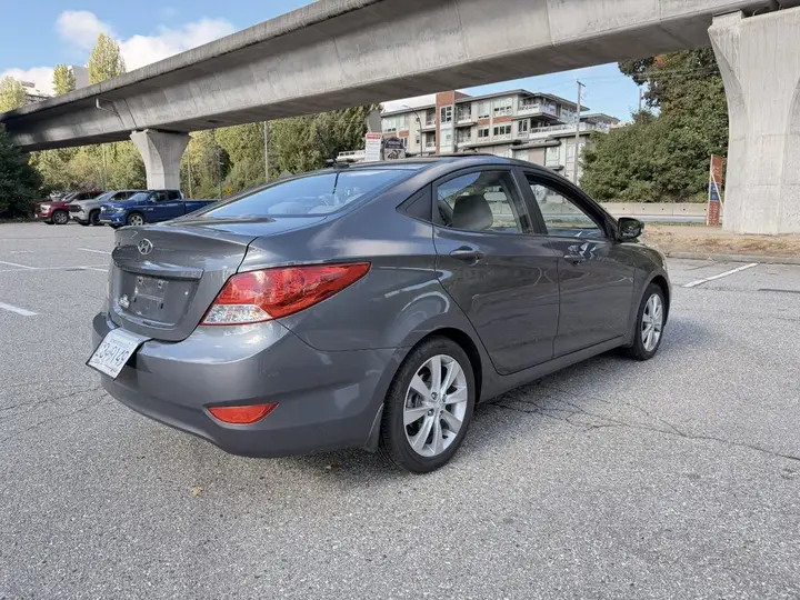 Hyundai Accent 2012 photo 4