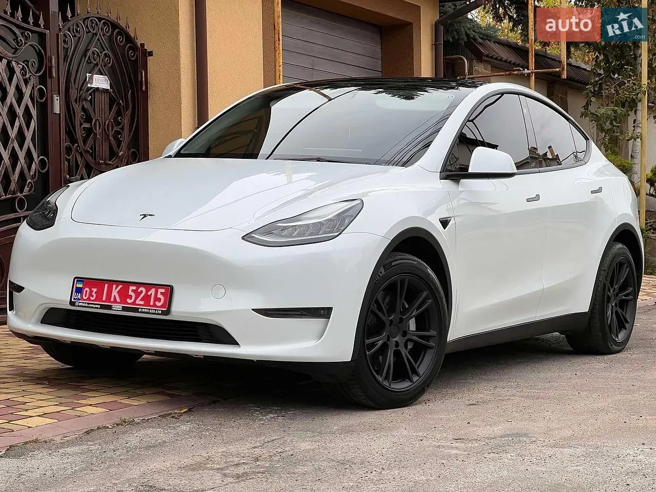Tesla Model Y 2023 photo 2
