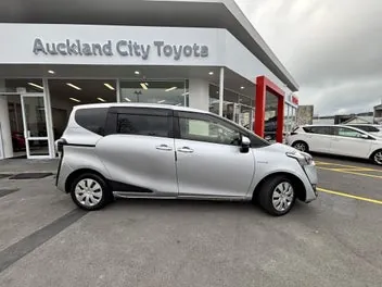 Toyota Sienta 2015 photo 4