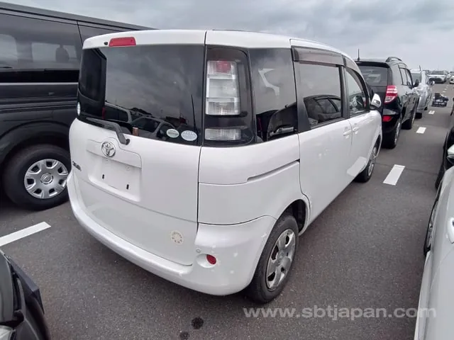 Toyota Sienta X 2011 photo 4