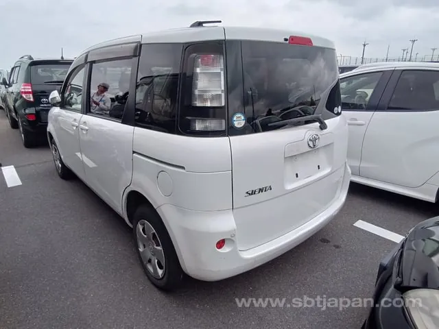 Toyota Sienta X 2011 photo 3