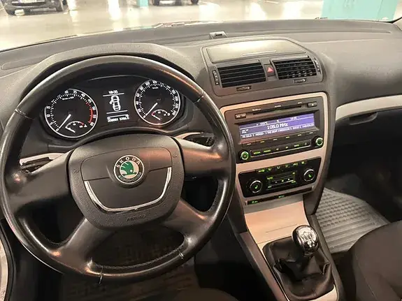 Skoda Octavia 2011 photo 2
