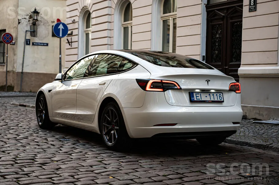 Tesla Model 3 2023 photo 3