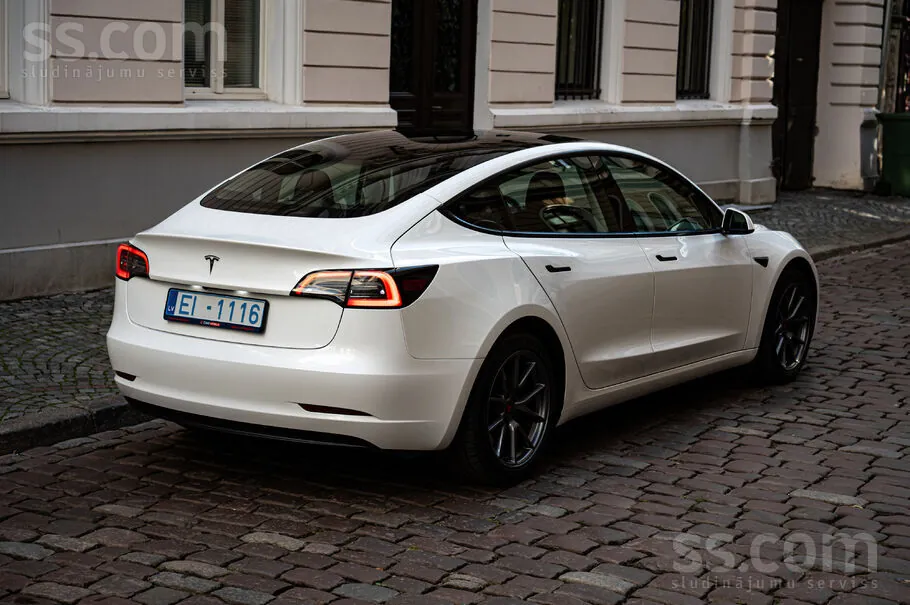 Tesla Model 3 2023 photo 4