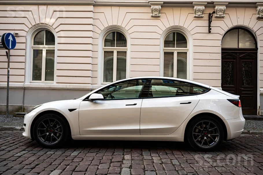 Tesla Model 3 2023 photo 2