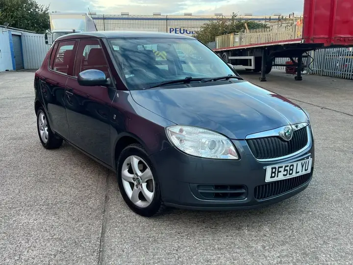 Skoda Fabia 2008 photo 2