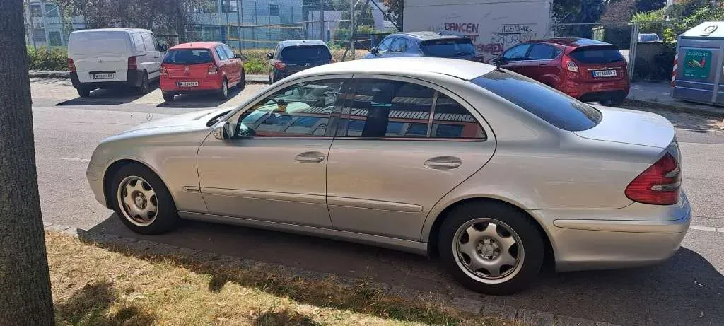 Mercedes-Benz E-Class 2005 photo 2