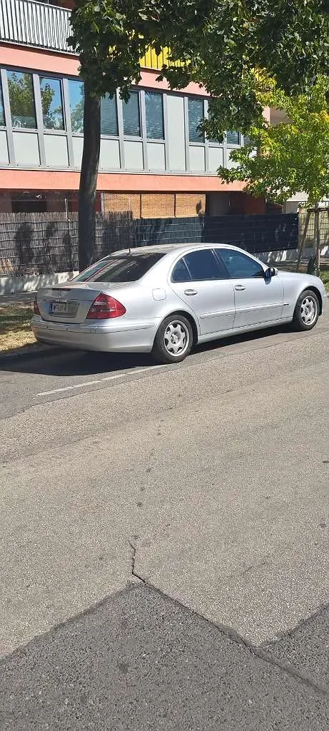 Mercedes-Benz E-Class 2005 photo 3