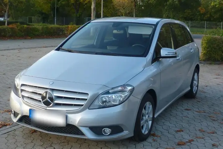 Mercedes-Benz B 180